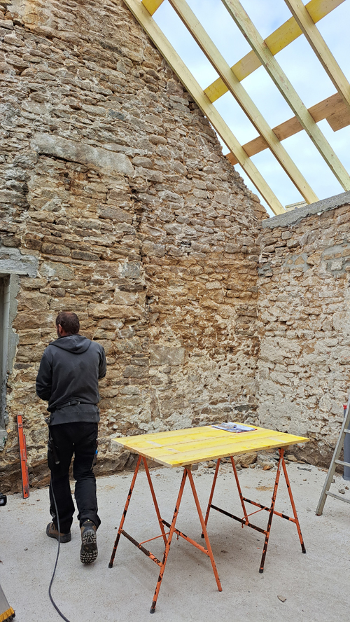 Réalisation en cours de la charpente de la maison _PERHIRIN sur l’île de Molène