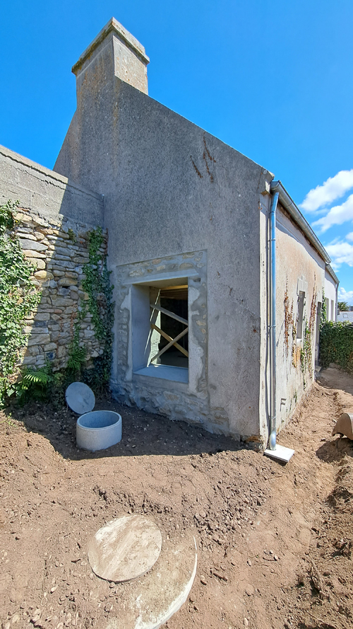 Seule intervention forte sur la maison _PERHIRIN : une ouverture dans le mur moellon pour offrir plus de lumière au salon