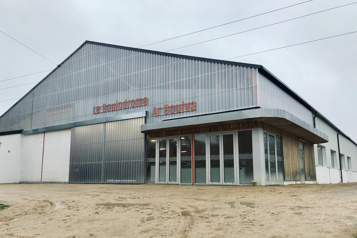  Le nouveau boulodrome de la ville de Landerneau (anciens ateliers de menuiserie) a fait peau neuve le long de la voie verte !